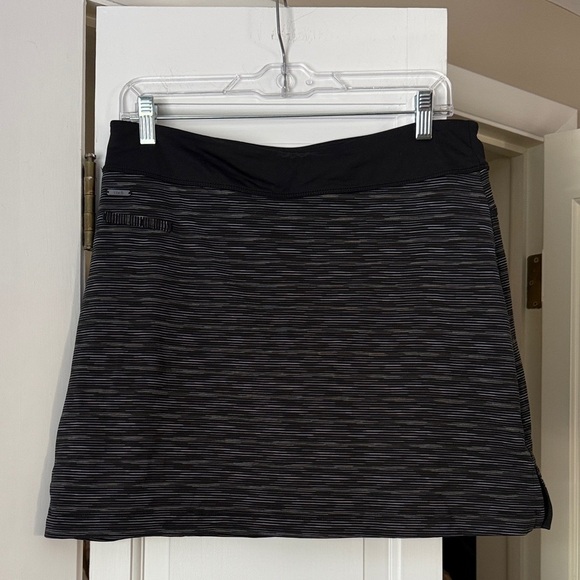✨ Lolë Women’s Black Striped Active Skirt Size Medium ✨ - Picture 1 of 4